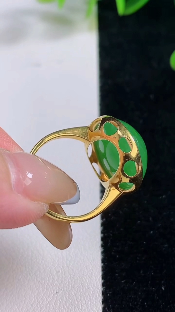 天然A货翡翠蛋面戒指，尺寸17.7-19-18-9，重量:6.40g2025年11月20日
工厂直销收藏佳品,种好水足，色泽均匀，有种有色，上手高大气！