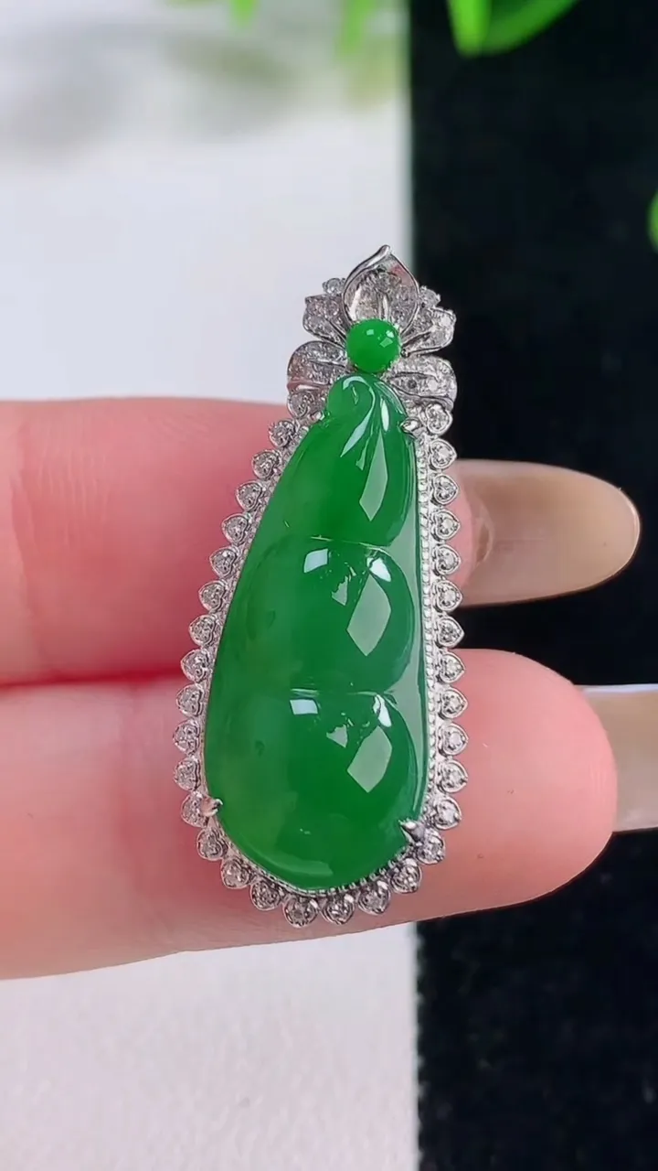 天然A货翡翠福豆吊坠，尺寸32.2-14-7.8，裸石24.7-10.4重量:3.59g
11月20