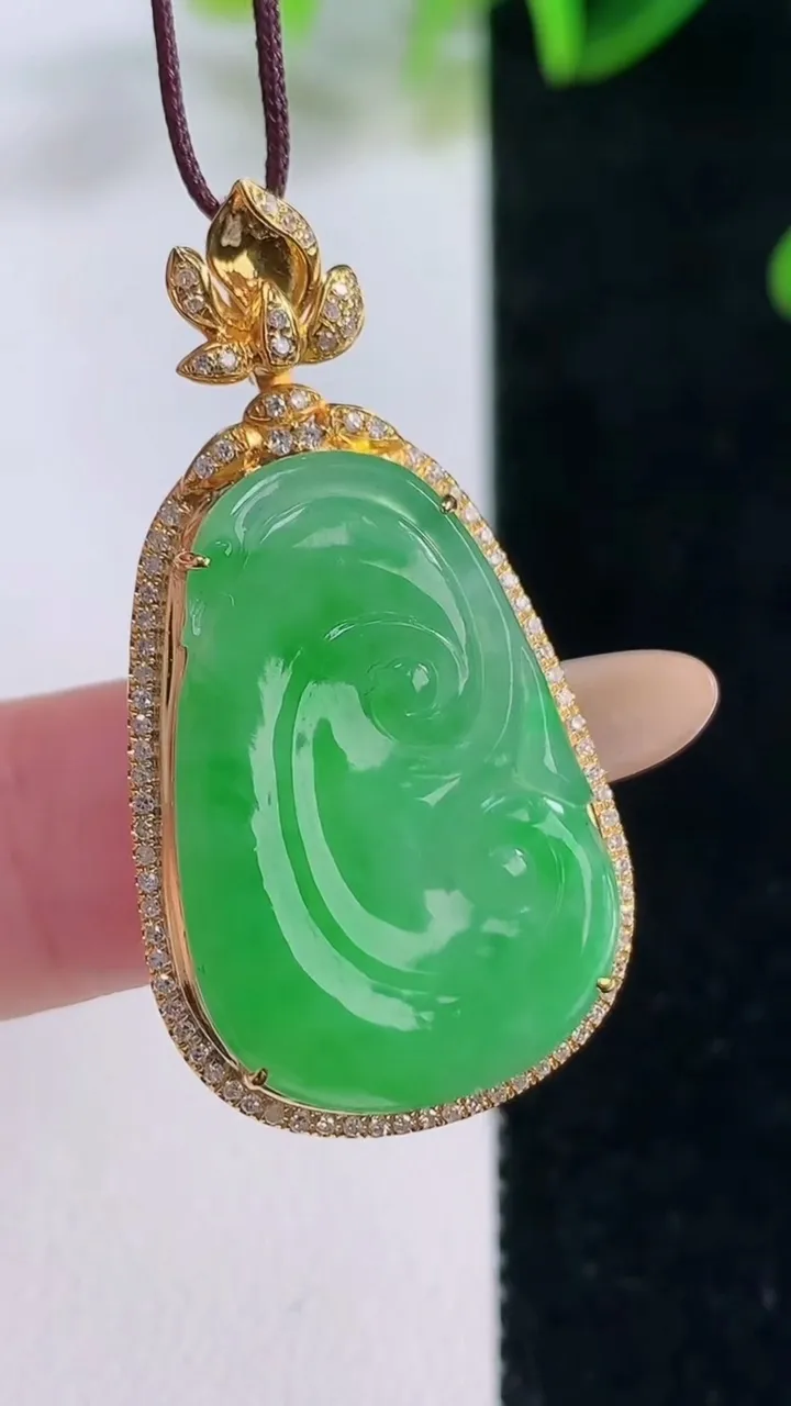 天然A货翡翠如意吊坠，尺寸37.3-20.2-6.6，裸石26-16.7重量:5.62g
11月20