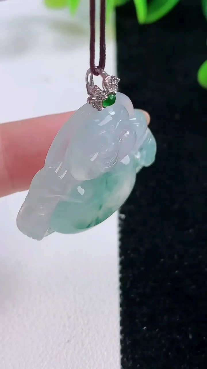 天然A货翡翠种飘花佛公吊坠，尺寸30.7-33.2-6.6，重量:10.55g
11月20日