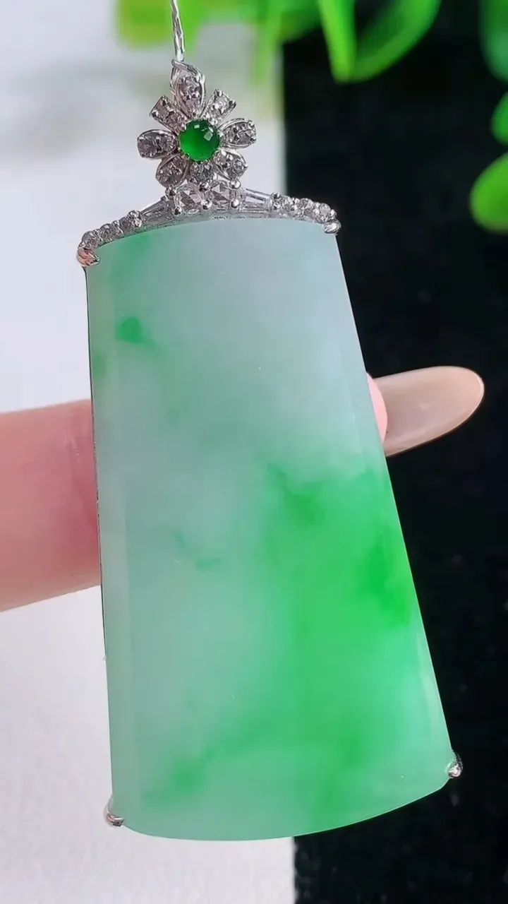 天然A货翡翠无事牌吊坠，尺寸51-41.6-25-6.2，重量:11.73g
11月20日