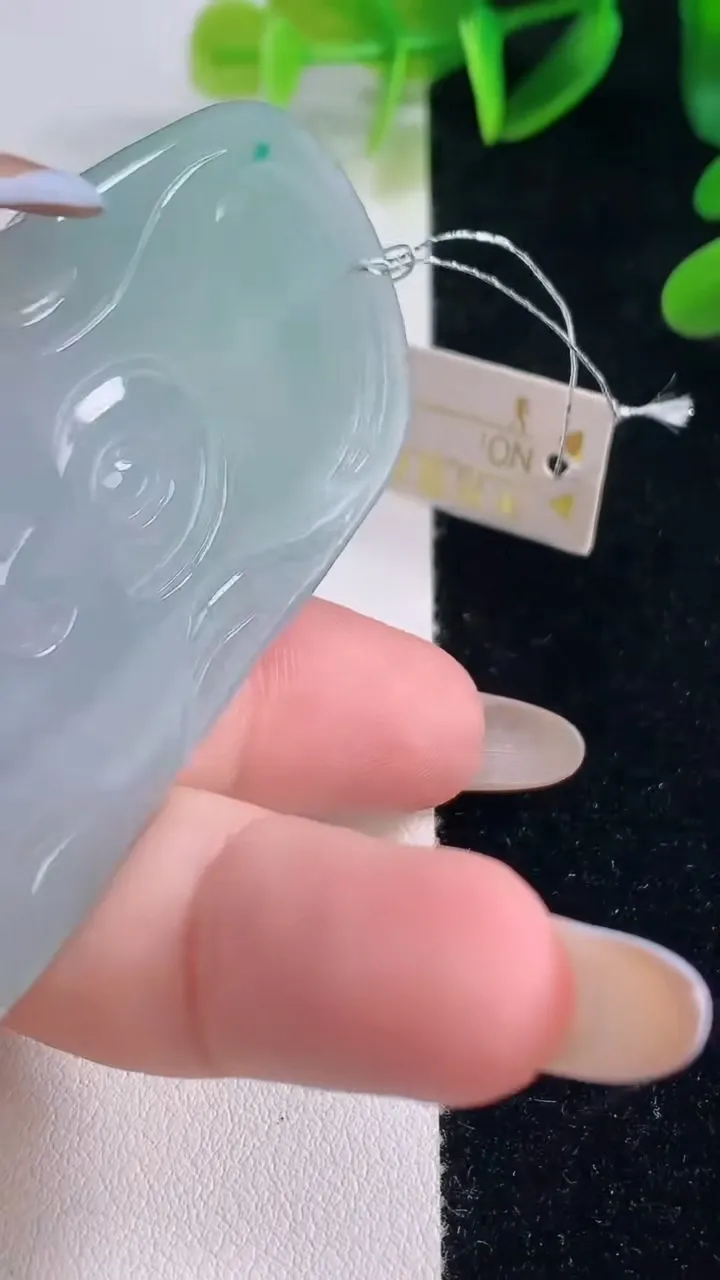 天然A货翡翠大日如来吊坠，尺寸67-38-4.6，重量:28.44g
11月20日