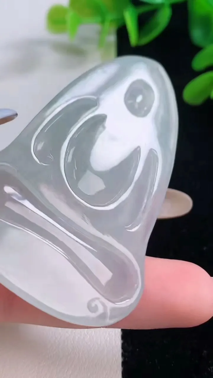 天然A货翡翠大势至菩萨吊坠，尺寸64-39.2-7，重量:32.23g
11月20日