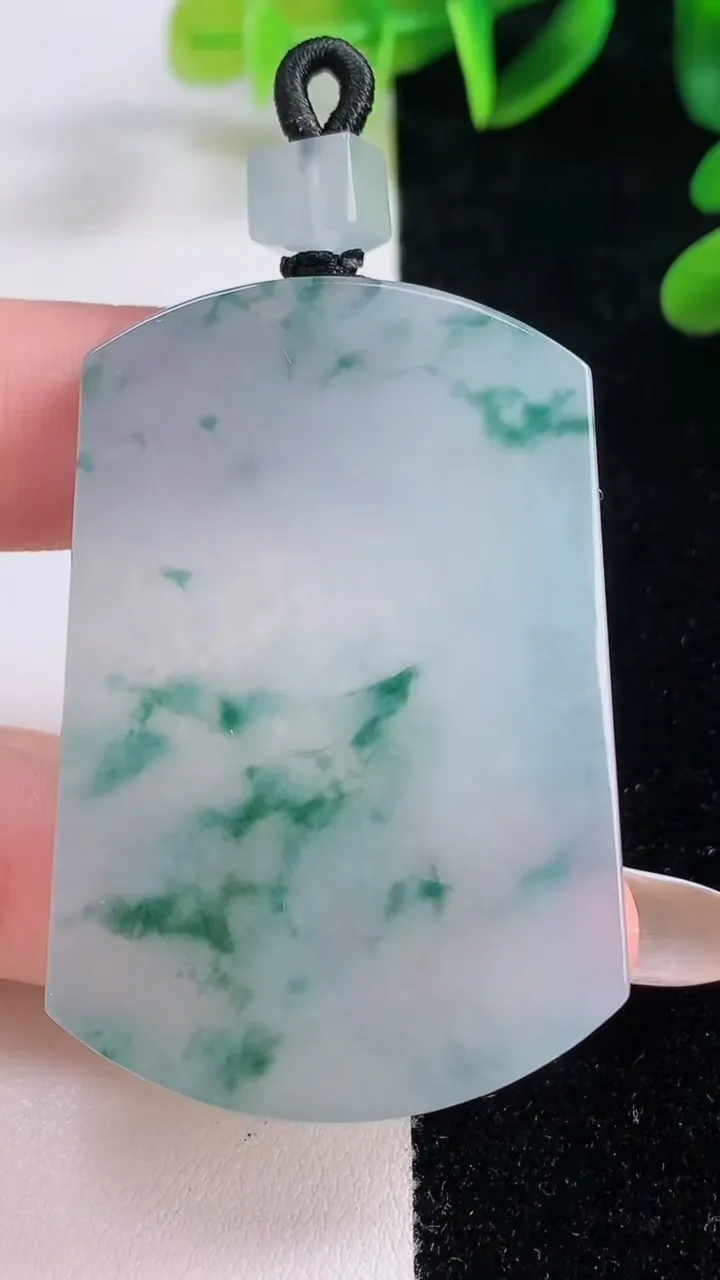 天然A货翡翠种飘花无事牌吊坠，尺寸51.7-35.5-5.9，重量:33.56g
11月20日