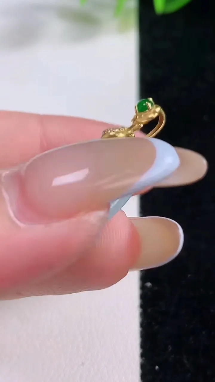 天然A货翡翠平安扣吊坠，尺寸28-5，重量:9.48g
11月20日