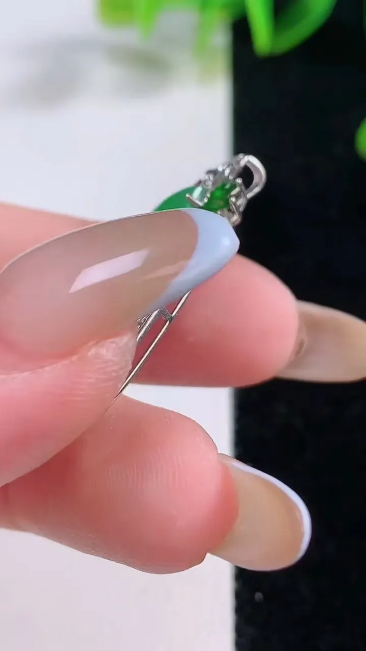 天然A货翡翠随形吊坠，尺寸36.2-13.7-5.3，裸石28.5-11重量:3.67g
11月20日