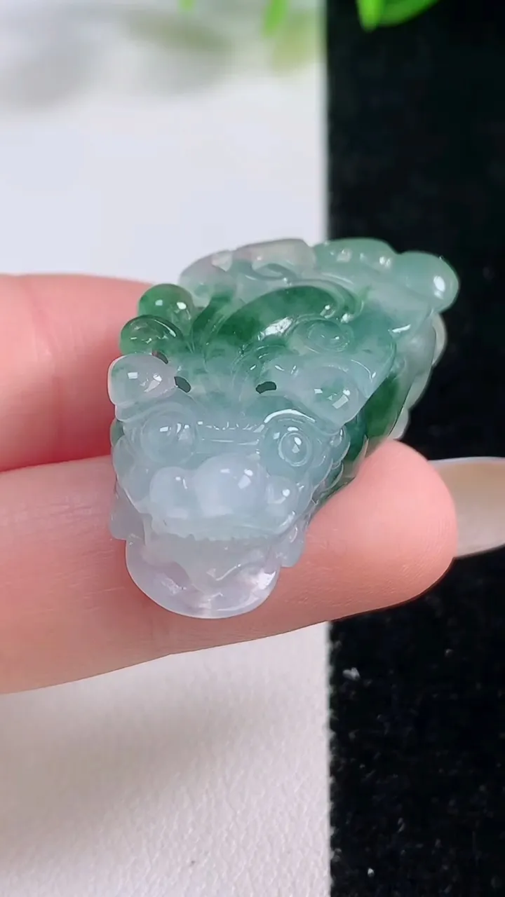 天然A货翡翠飘花貔貅吊坠，尺寸33.4-17.5-11.7，重量:13.66g
11月20日