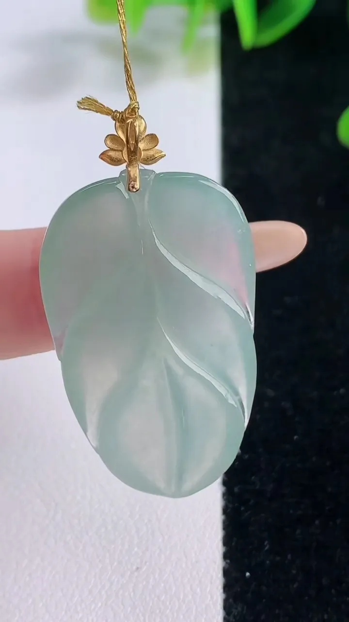 天然A货翡翠金枝玉叶叶子吊坠，尺寸34-21.4-4.6，重量:7.13g
11月20日