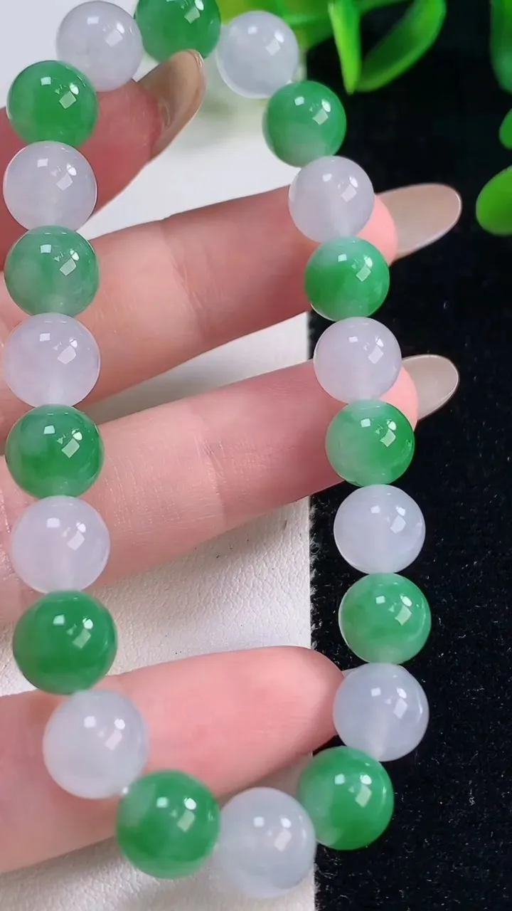 天然A货翡翠圆珠手串，尺寸8.5-22颗，重量:24.94g11月20日
工厂直销收藏佳品,种好水足，色泽均匀，有种有色，上手高大气！