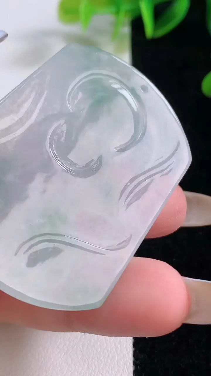 天然A货翡翠冰种飘花大势至菩萨吊坠，尺寸49.5-38.2-5.7，重量:22.38g
11月20日