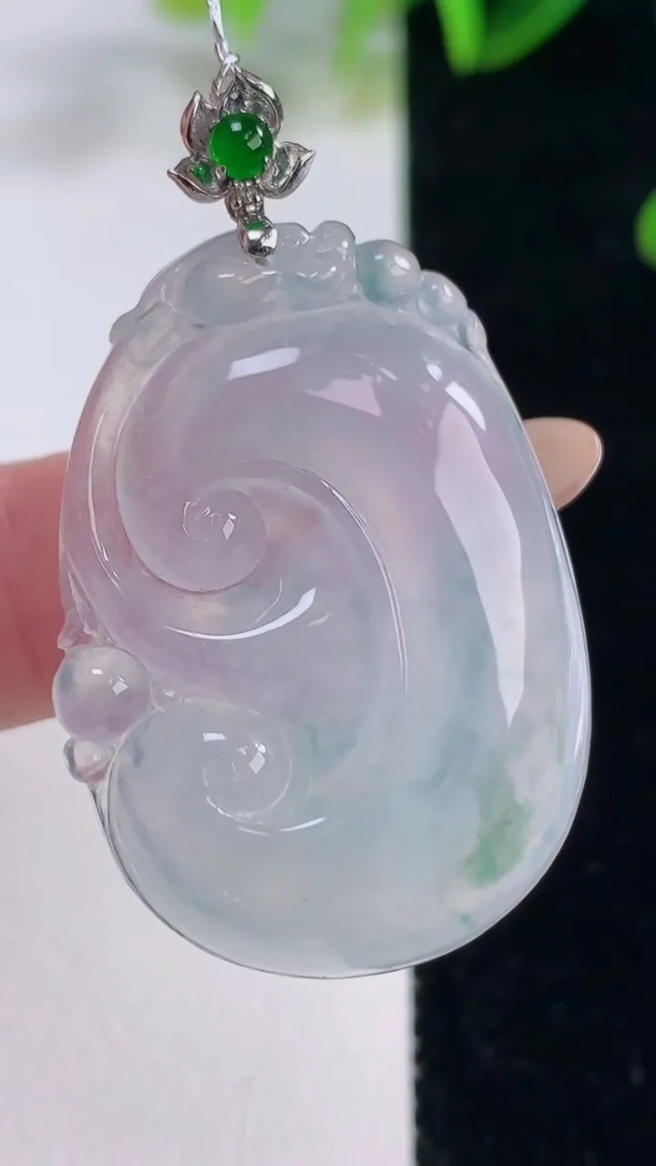 天然A货翡翠种飘花如意吊坠，尺寸35-25.6-5.9，重量:10.87g
11月20日