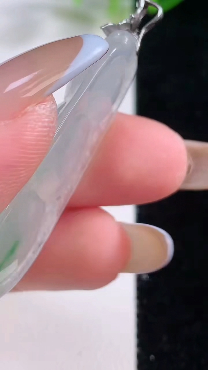 天然A货翡翠福豆吊坠，尺寸42-18.2-5.7，重量:8.37g
11月20日