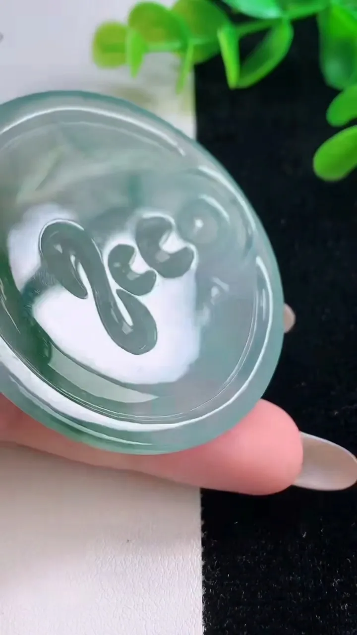 天然A货翡翠阿弥陀佛吊坠，尺寸55.3-6，重量:40.08g
11月20日