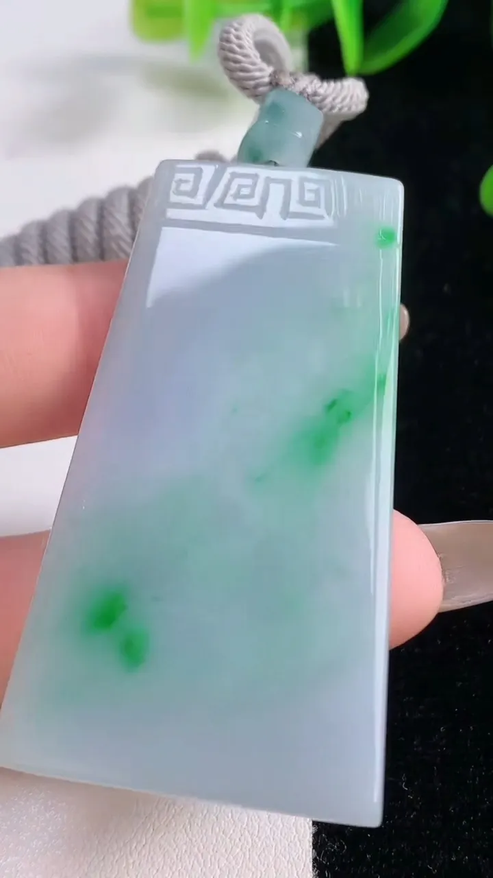 天然A货翡翠仿古无事牌吊坠，尺寸54-29.3-5.3，重量:27.66g
11月20日