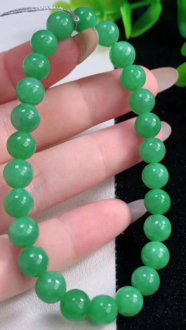 天然A货翡翠圆珠手串，尺寸7.2-26颗，重量:18.76g11月20日
工厂直销收藏佳品,种好水足，色泽均匀，有种有色，上手高大气！