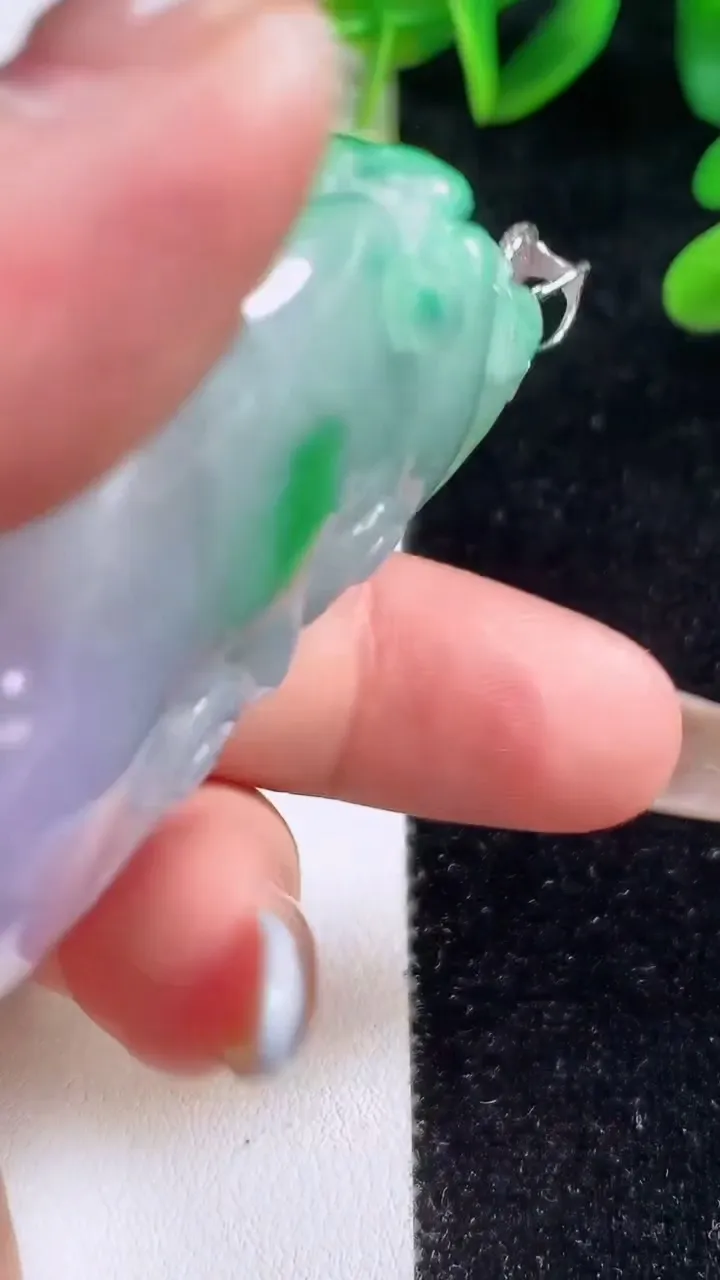 天然A货翡翠18K金春带彩紫罗兰今非昔比 蜥蜴吊坠，尺寸53.4-35-11，重量:42.94g
11月20日