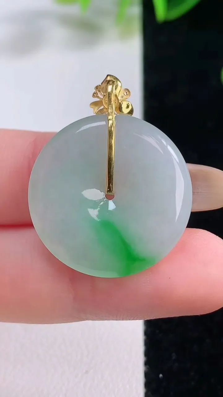 天然A货翡翠平安扣吊坠，尺寸24-4，重量:5.44g
11月20日