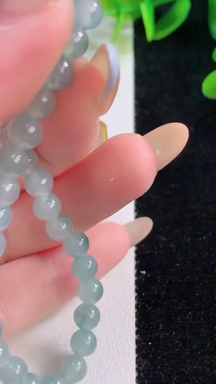 天然A货翡翠种飘花圆珠手串，尺寸5.5-34颗，重量:10.00g11月20日
工厂直销收藏佳品,种好水足，色泽均匀，有种有色，上手高大气！