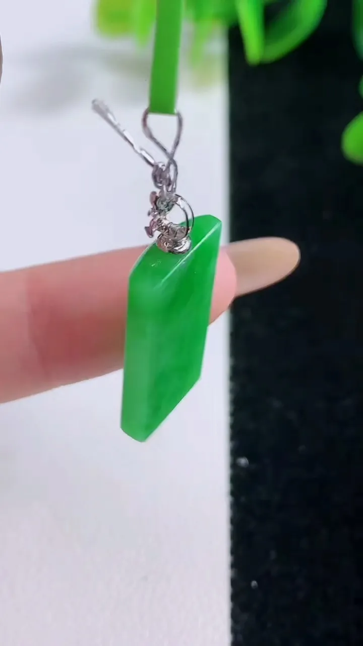 天然A货翡翠无事牌吊坠，尺寸22-11-4，重量:3.57g
11月20日