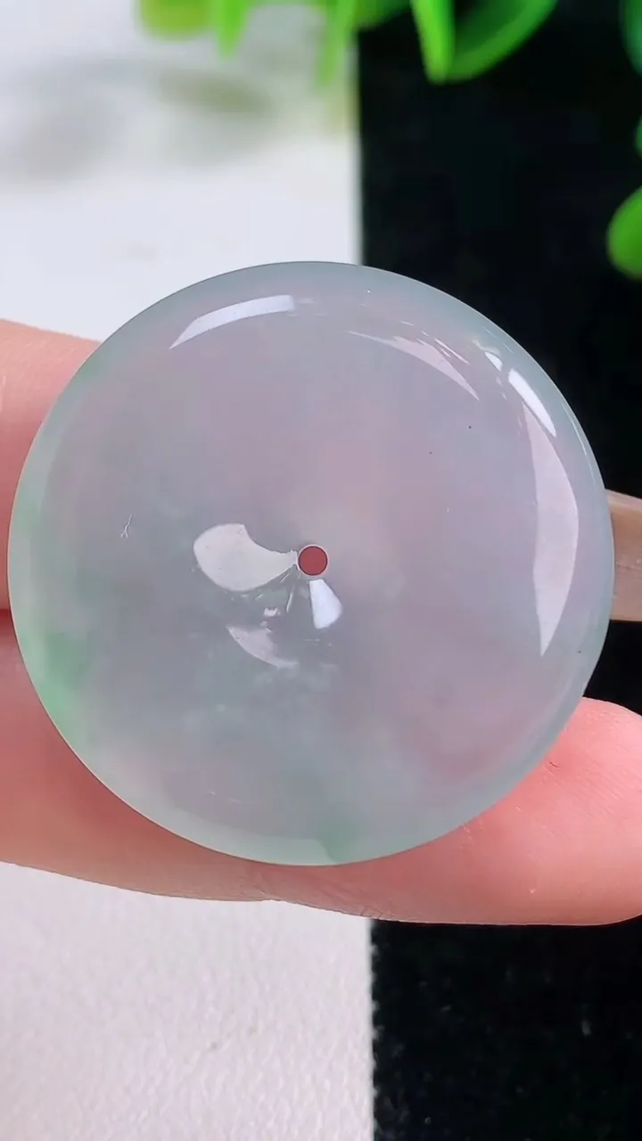 天然A货翡翠平安扣吊坠，尺寸32.3-5.6，重量:12.63g
11月20日