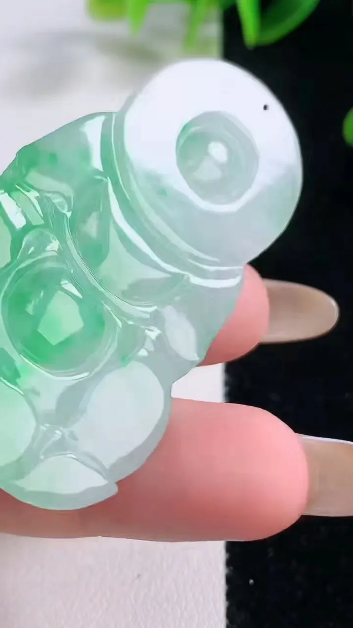 天然A货翡翠观音菩萨吊坠，尺寸52-33-5.8，重量:19.70g
11月20日