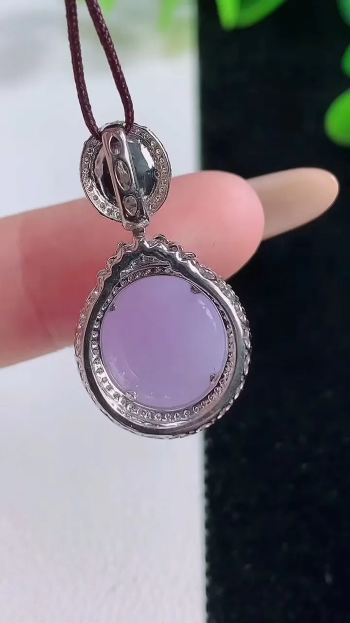 天然A货翡翠18K金紫罗兰蛋面吊坠，尺寸26.3-14-11，裸石11.5-10.5重量:3.58g
11月20日