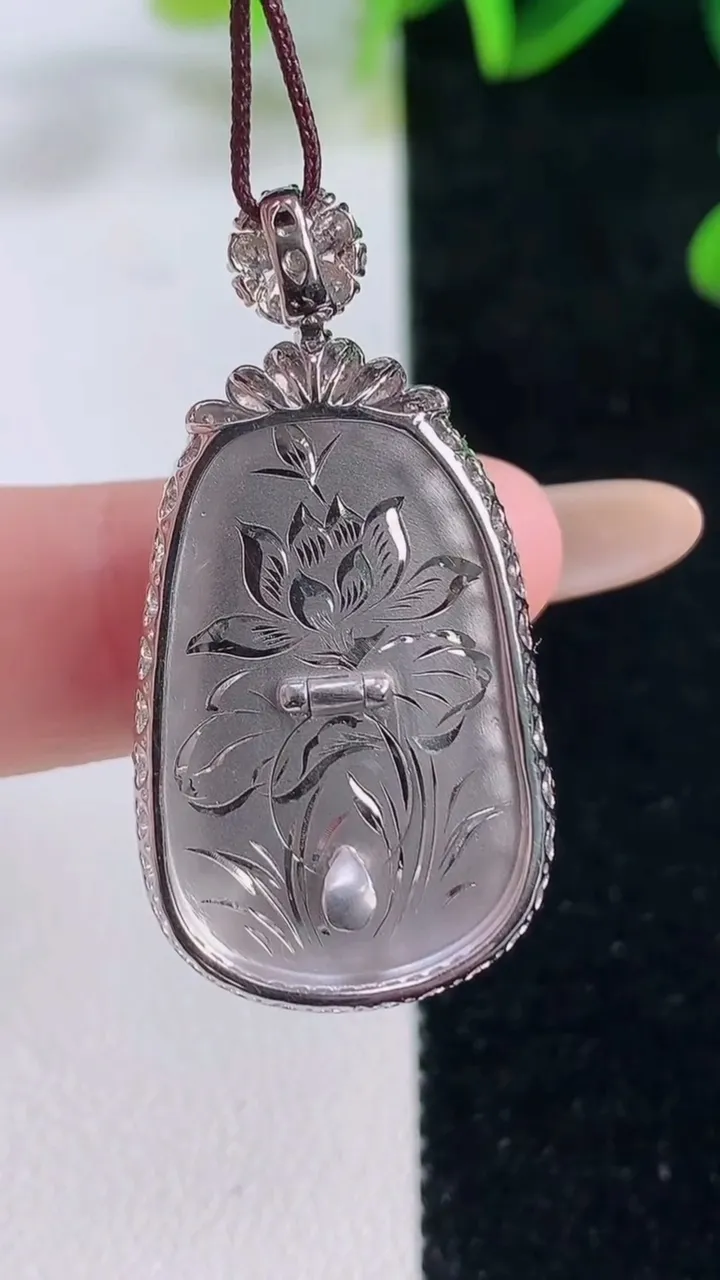 天然A货翡翠如意吊坠，尺寸36.3-18.6-7，裸石25-15重量:6.11g
11月20日