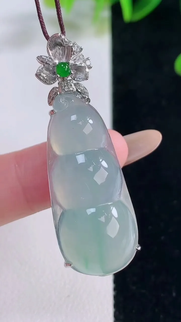 天然A货翡翠福豆吊坠，尺寸45-34-15.2-10.7，重量:8.19g
11月20日