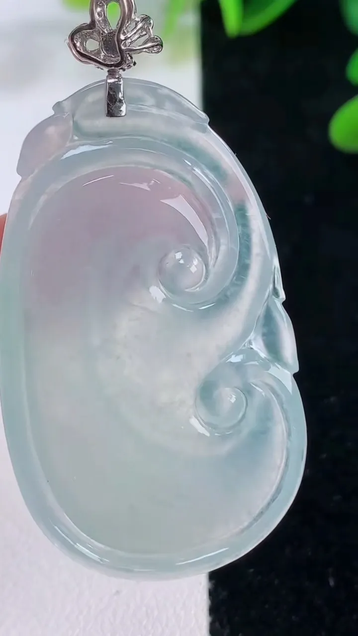 天然A货翡翠如意吊坠，尺寸45-27-5.7，重量:13.32g
11月20日