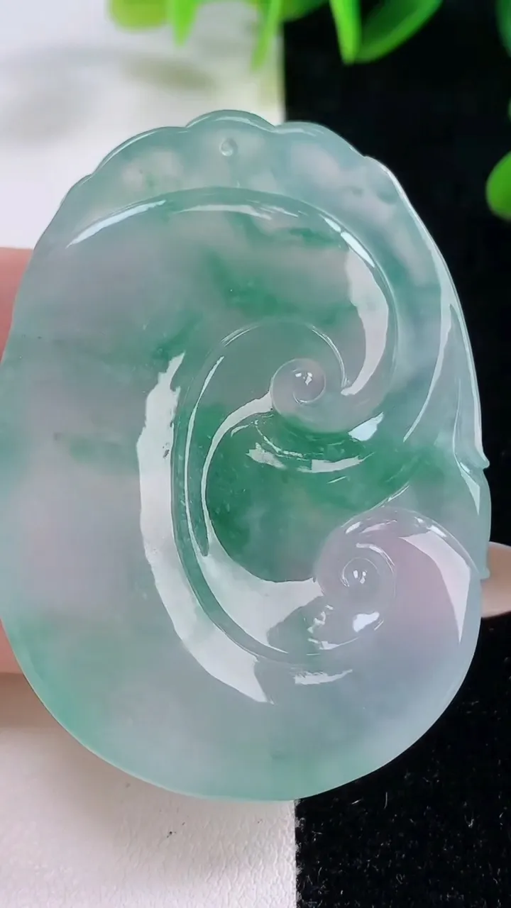 天然A货翡翠种飘花如意吊坠，尺寸56.5-41.4-8，重量:39.66g
11月20日