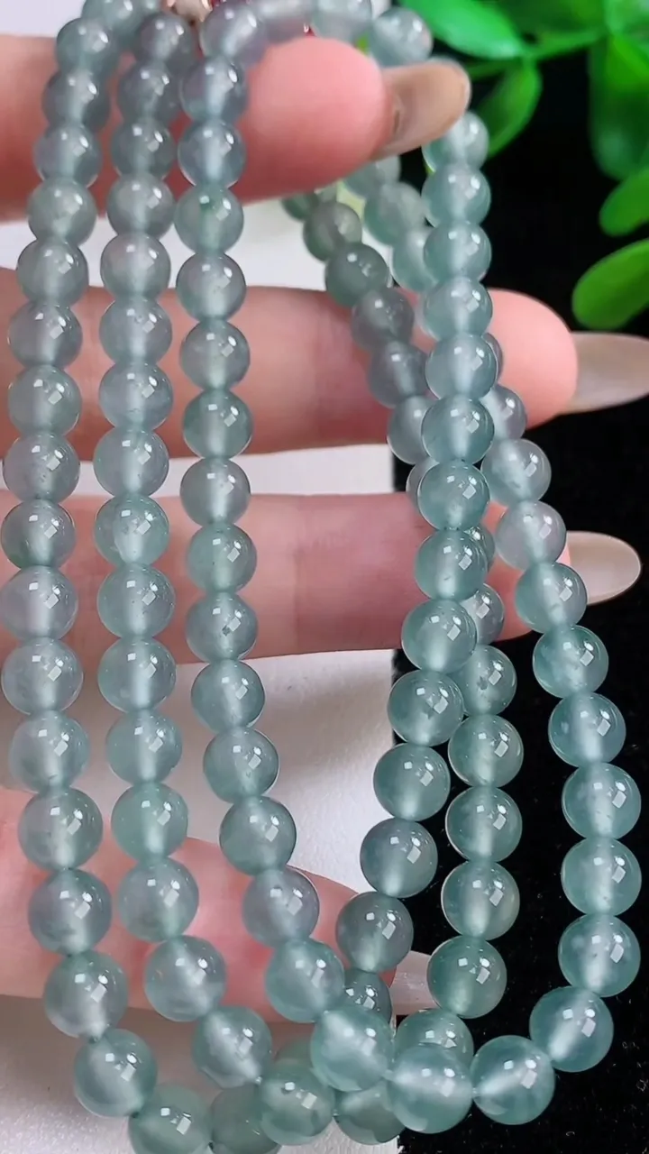 天然A货翡翠圆珠项链，尺寸5.6-108颗，重量:41.78g
11月20日