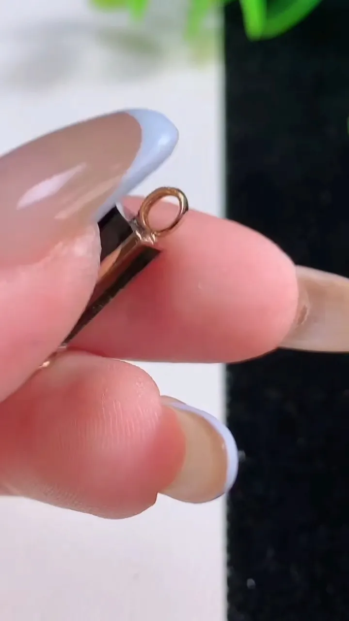 天然A货翡翠18K金墨翠无事牌吊坠，尺寸16.6-10.5-4.4，重量:2.48g
11月20日