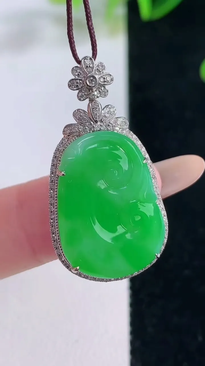 天然A货翡翠如意吊坠，尺寸33.2-17.5-5.8，裸石21.2-15重量:4.26g
11月20