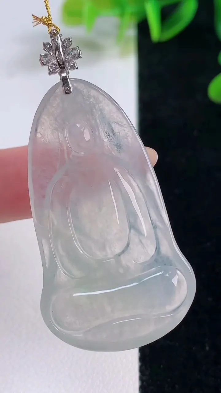 天然A货翡翠观音菩萨吊坠，尺寸43.6-26-5，重量:10.84g
11月20日