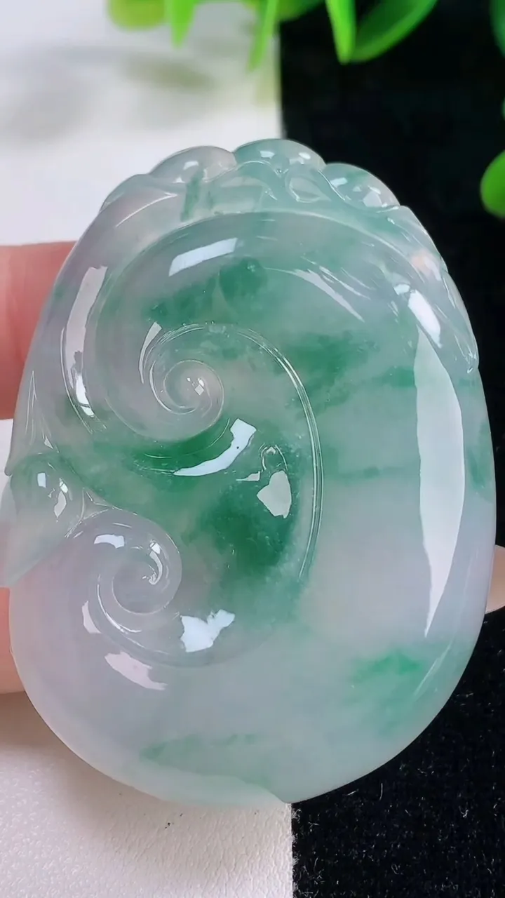 天然A货翡翠种飘花如意吊坠，尺寸56.5-41.4-8，重量:39.66g
11月20日