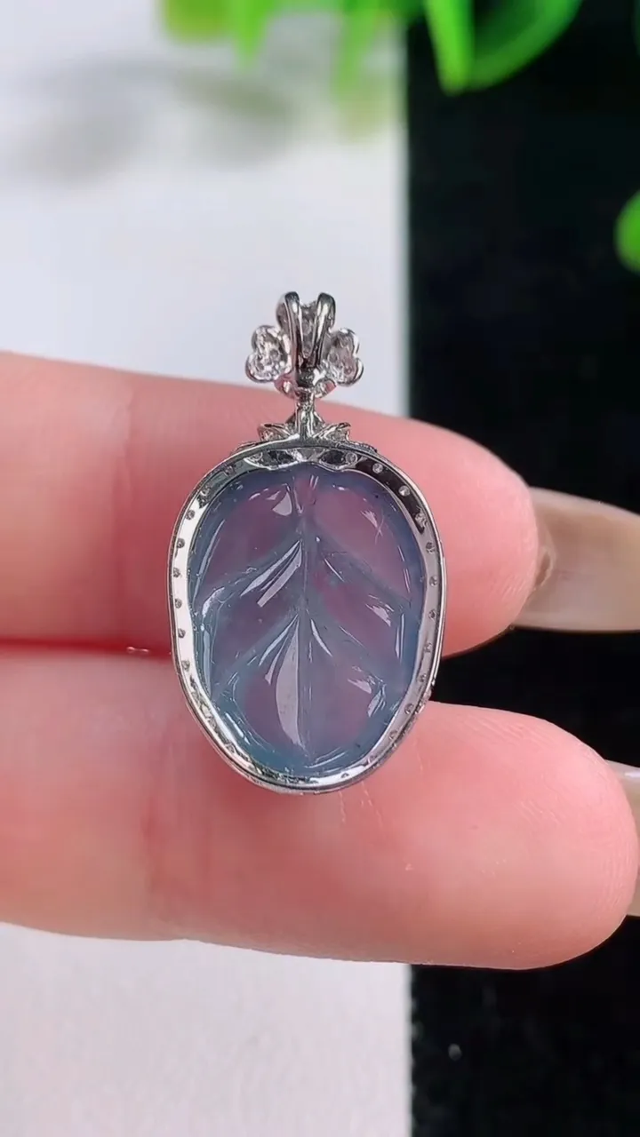 天然A货翡翠18K金紫罗兰金枝玉叶 叶子吊坠，尺寸25.4-13.7-5.9，裸石15.7-11.7重量:2.57g
11月20日