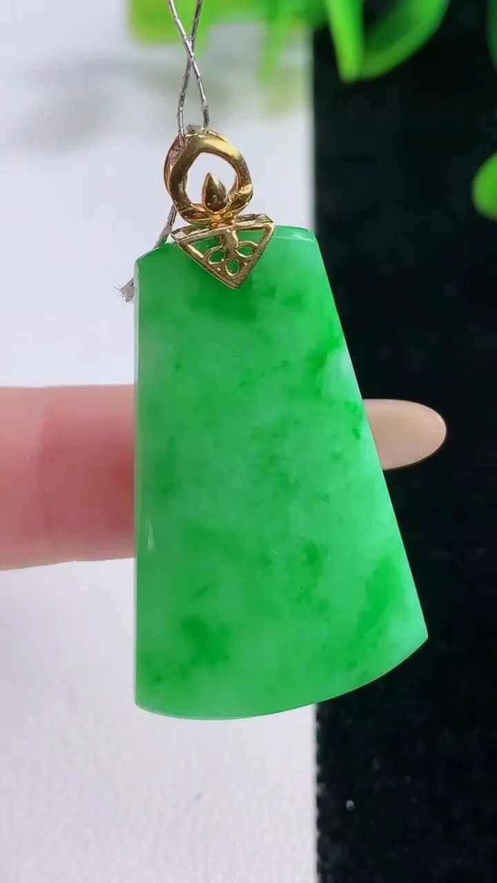 天然A货翡翠无事牌吊坠，尺寸36.2-22.3-3.4，重量:6.70g
11月20日