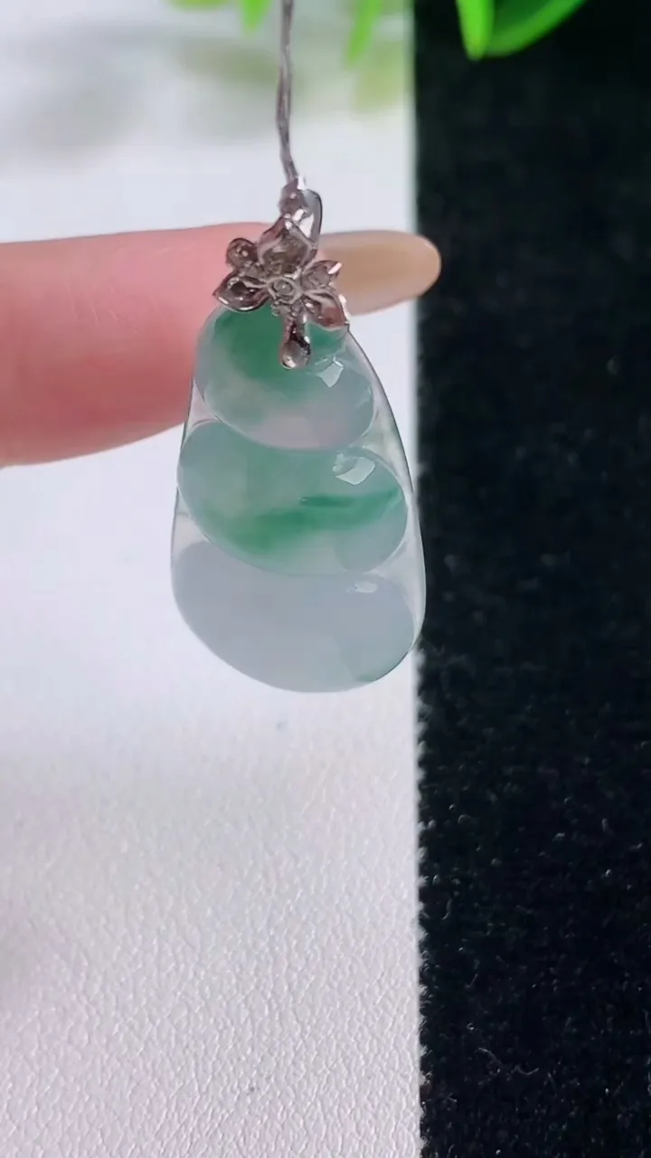 天然A货翡翠种飘花福豆吊坠，尺寸31.2-15.7-4.3，重量:4.74g
11月20日
