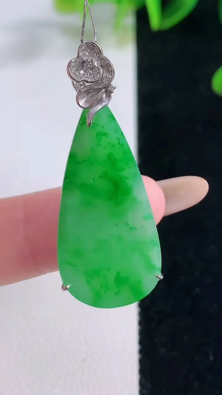 天然A货翡翠水滴吊坠，尺寸31.4-15.3-4.4，重量:4.53g
11月20日