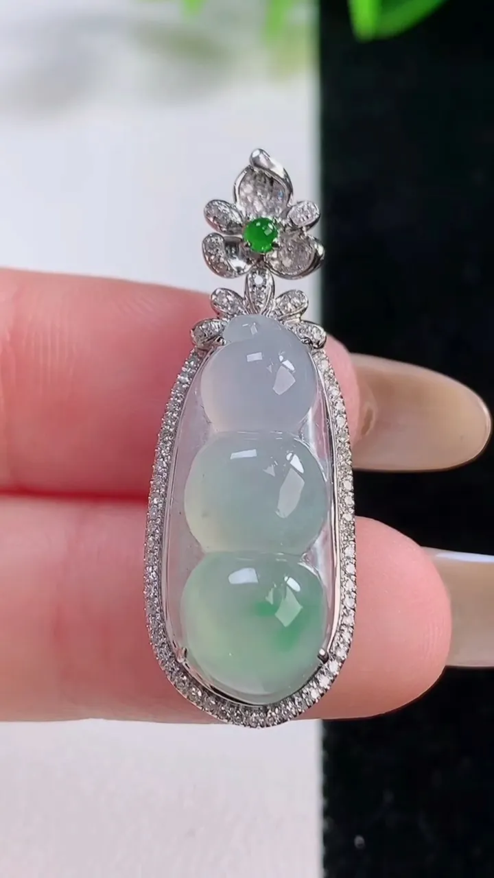 天然A货翡翠福豆吊坠，尺寸35.3-15.8-8.6，裸石22.6-9.3重量:3.89g
11月2