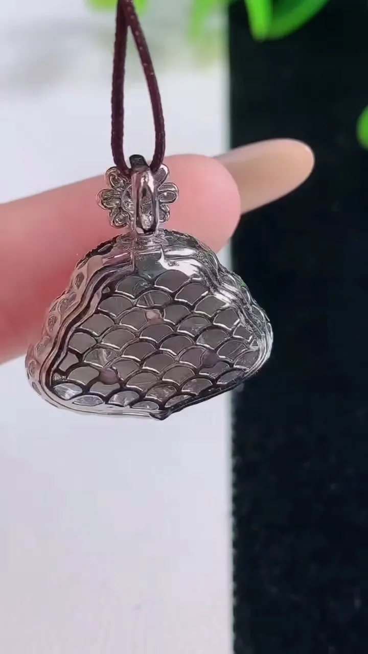 天然A货翡翠种白冰佛公吊坠，尺寸22.8-20.4-7.2，裸石12.6-17.8重量:3.42g
11月20日