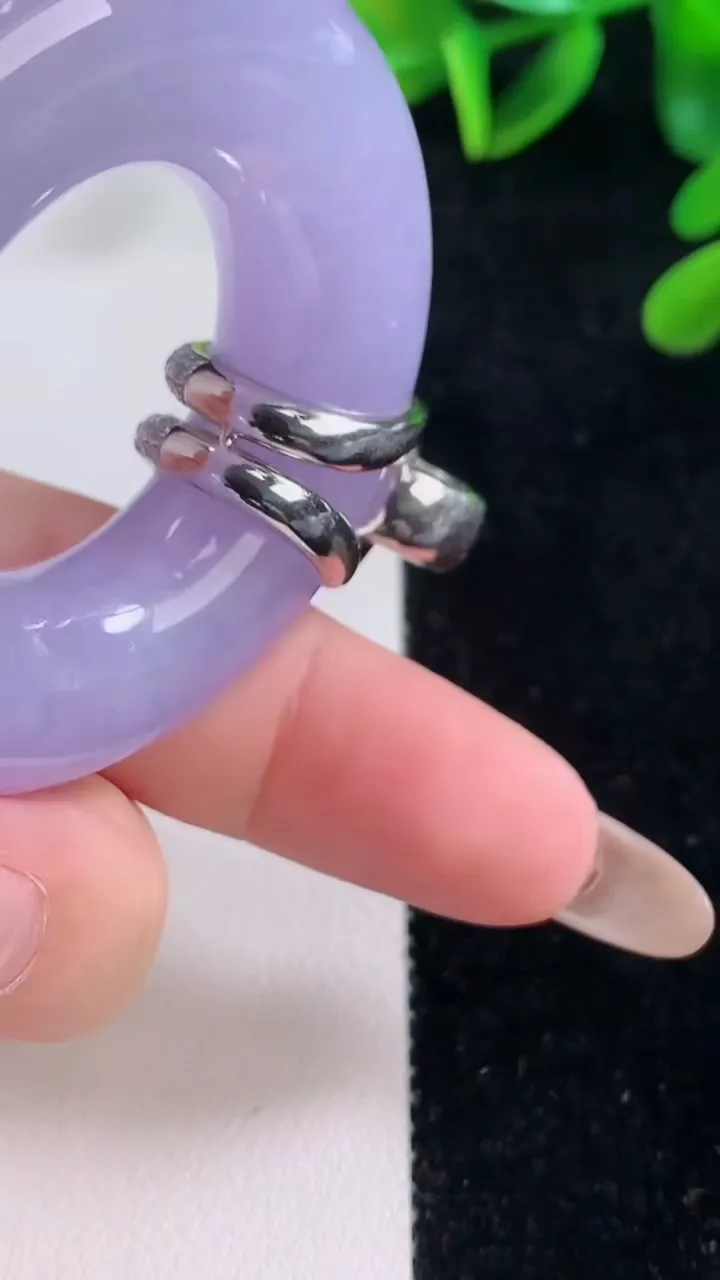 天然A货翡翠18K金紫罗兰平安扣吊坠，尺寸48.6-12，重量:53.80g
11月20日