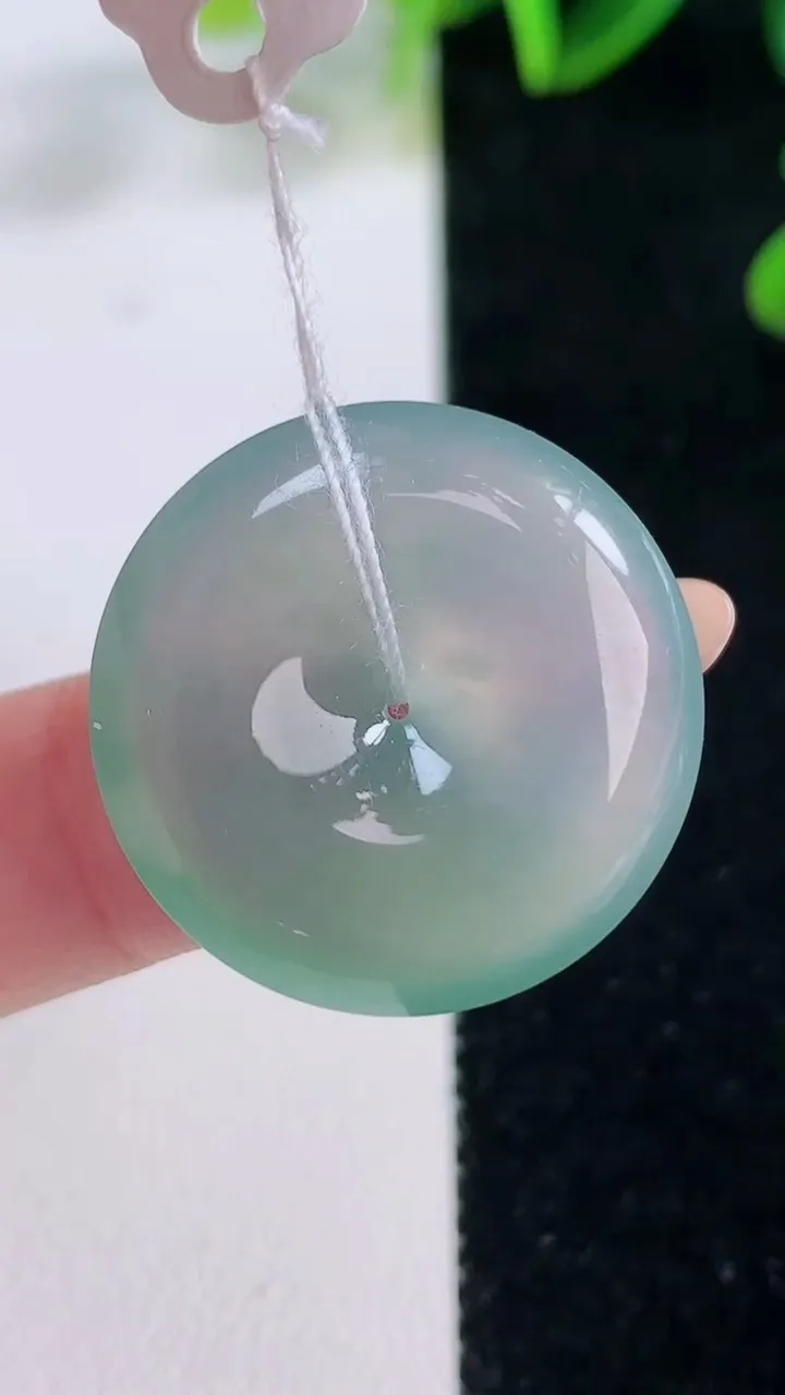 天然A货翡翠平安扣吊坠，尺寸25-6.3，重量:8.62g
11月20日