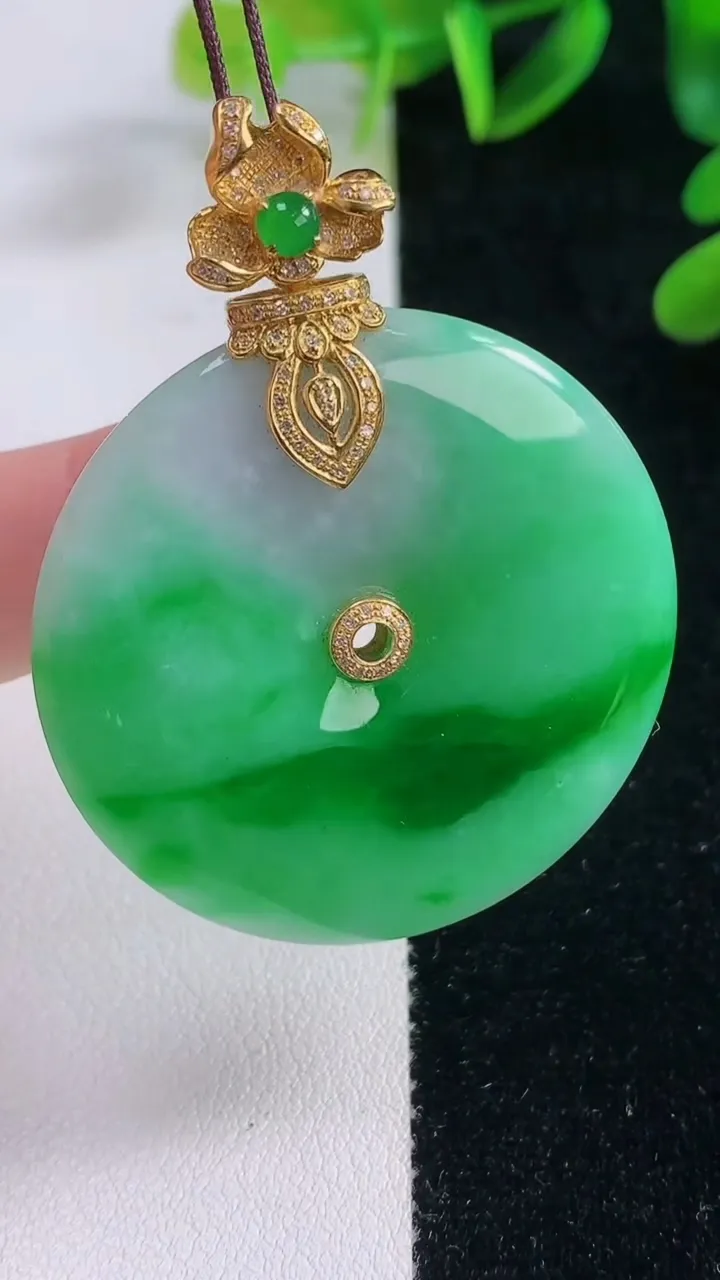 天然A货翡翠平安扣吊坠，尺寸40-5.7，重量:21.46g
11月20日