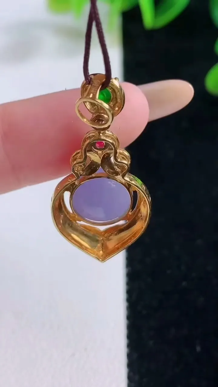天然A货翡翠18K金紫罗兰蛋面吊坠，尺寸31.5-15.2-7.7，裸石9.6-9.5重量:4.15g
11月20日