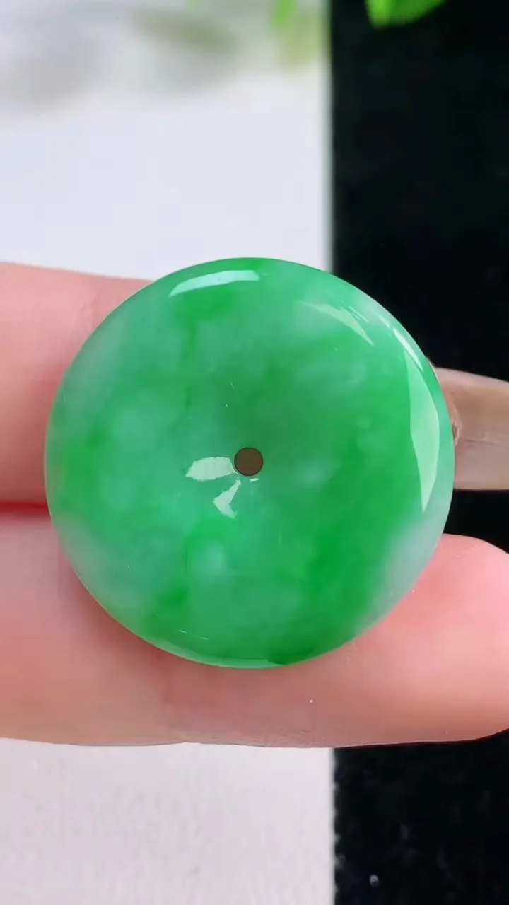 天然A货翡翠平安扣吊坠，尺寸24.5-4.3，重量:6.28g
11月20日