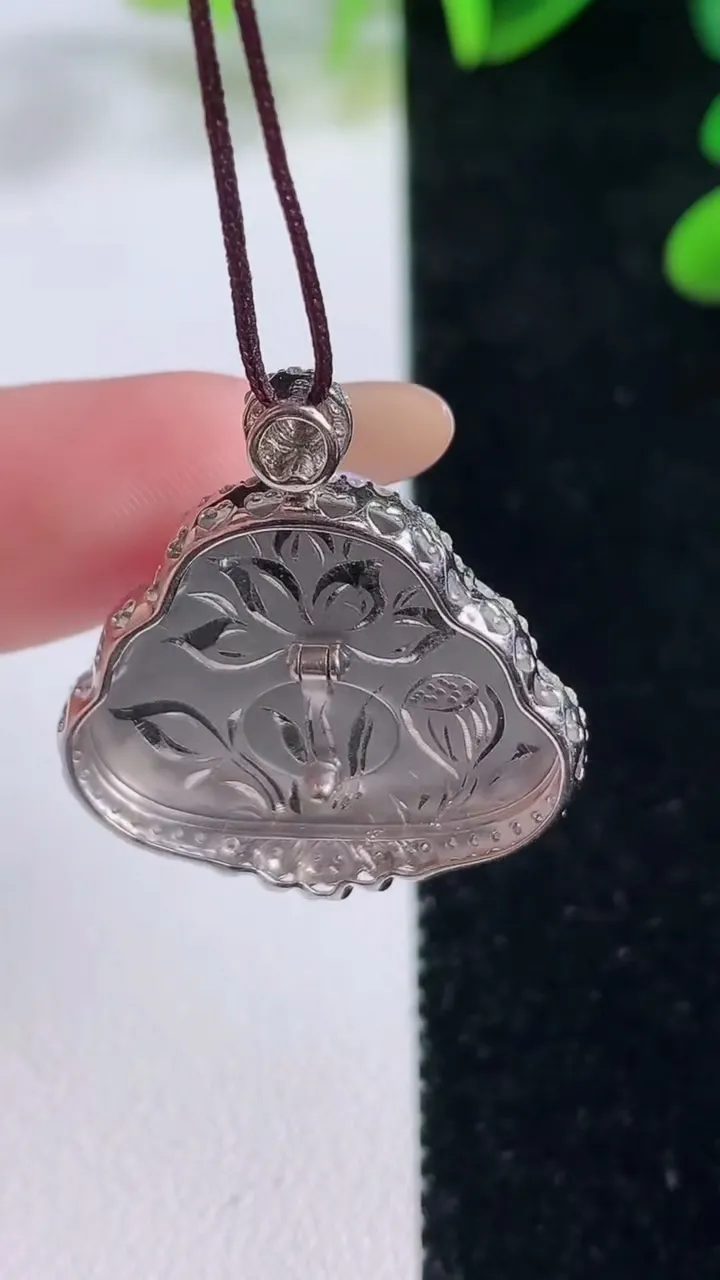 天然A货翡翠18K金紫罗兰佛公吊坠，尺寸27.2-24.8-6.8，裸石18.3-23重量:6.06g
11月20日