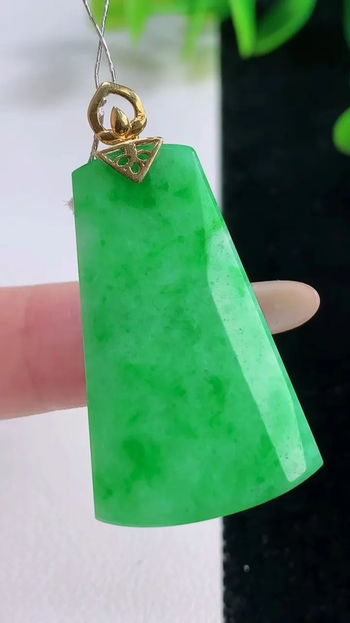 天然A货翡翠无事牌吊坠，尺寸36.2-22.3-3.4，重量:6.70g
11月20日