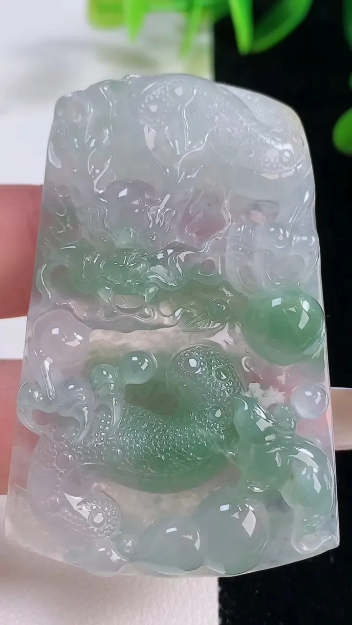 天然A货翡翠龙牌吊坠，尺寸55.7-35-7，重量:29.37g
11月20日