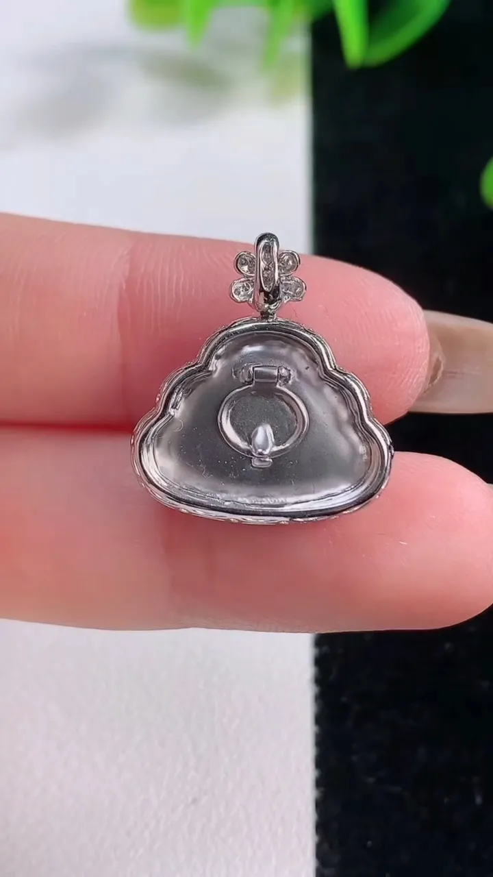 天然A货翡翠佛公吊坠，尺寸20.4-18.3-5.8，裸石12.2-16.4重量:2.41g
11月20日